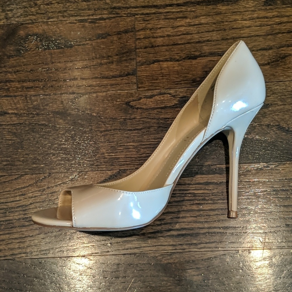 Beige patent leather peep toe pumps